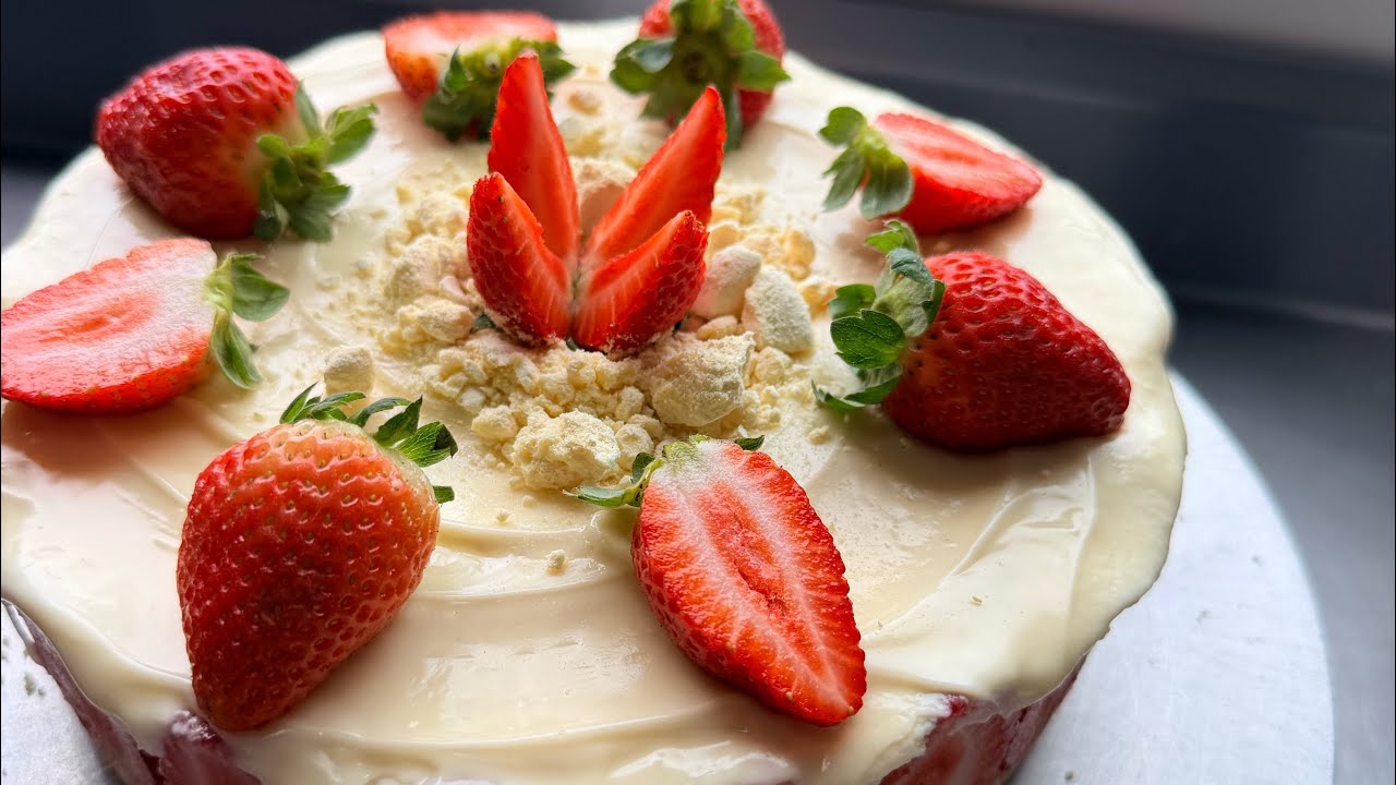 TORTA DE BOMBOM DE MORANGO QUE DERRETE NA BOCA 🍓🍫✨