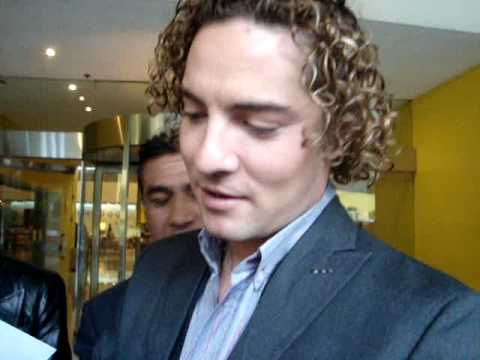 David Bisbal Felicitando a Beth x su cumple!