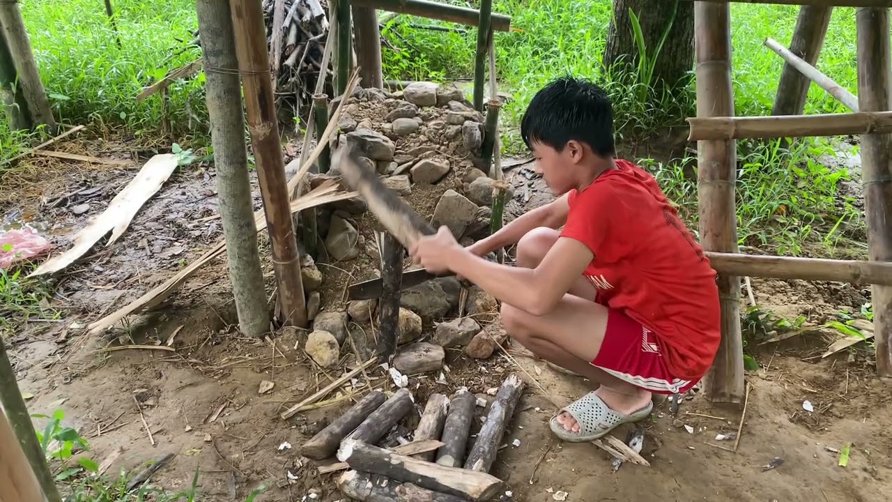 The little boy used simple clothes to go fishing when the flood water was flooded