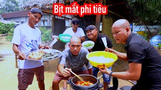 Người Cuối Cùng Bịt Mắt Phi Tiêu Ăn : Mỡ Đông Pha , Cây Chuối , Mì Tôm Muối Ớt | Son Duoc Vlog 17