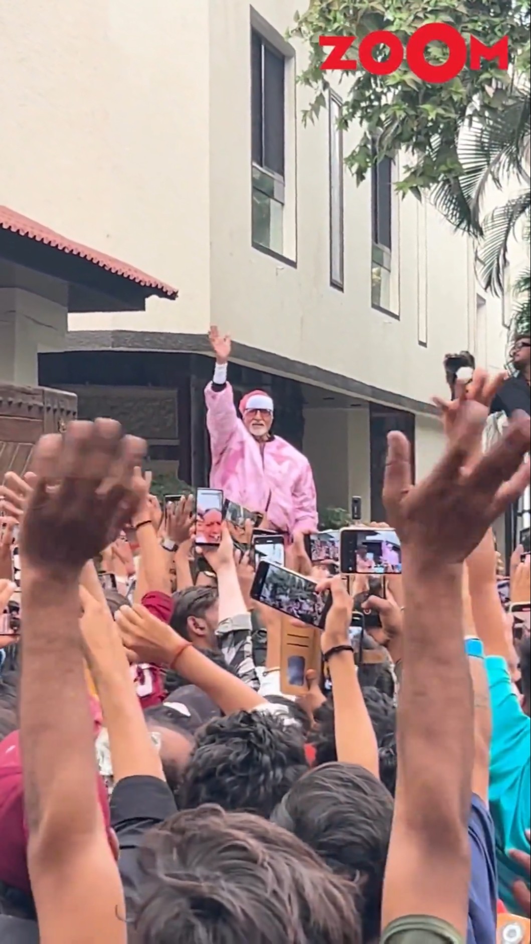 Amitabh Bachchan SPOTTED at Jalsa Bungalow, greets fans wearing Santa hat #amitabhbachchan #shorts