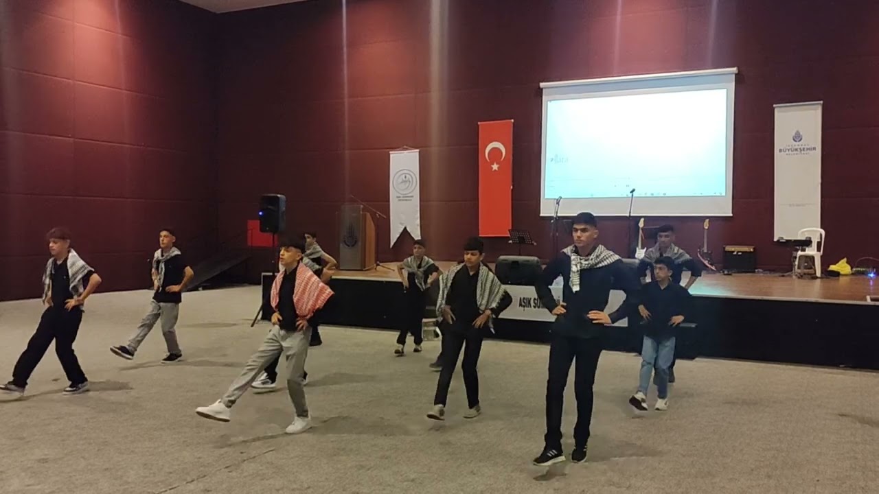 👨‍🎓👩‍🎓 Mezuniyet töreninde  Filistin ile ilgili anlamlı ekinlik.( dabke dansı) 🎉 