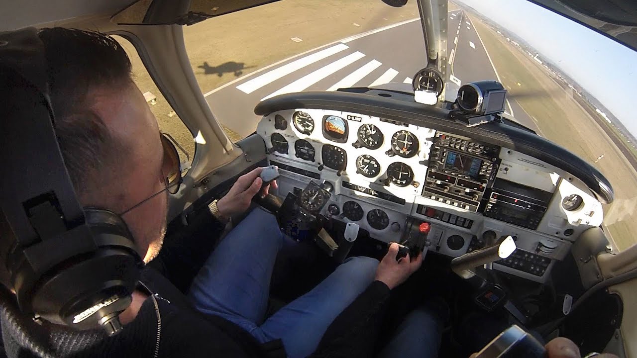 So Wird Ein Motorflugzeug Geflogen Von Der Flug Vorbereitung Uber Das Cockpit Bis Zur Landung Youtube