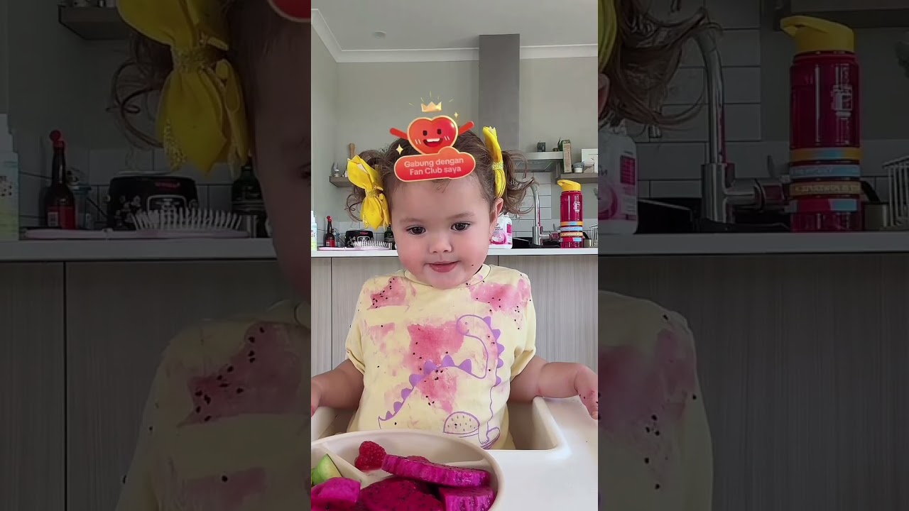 Live makan buah guys 