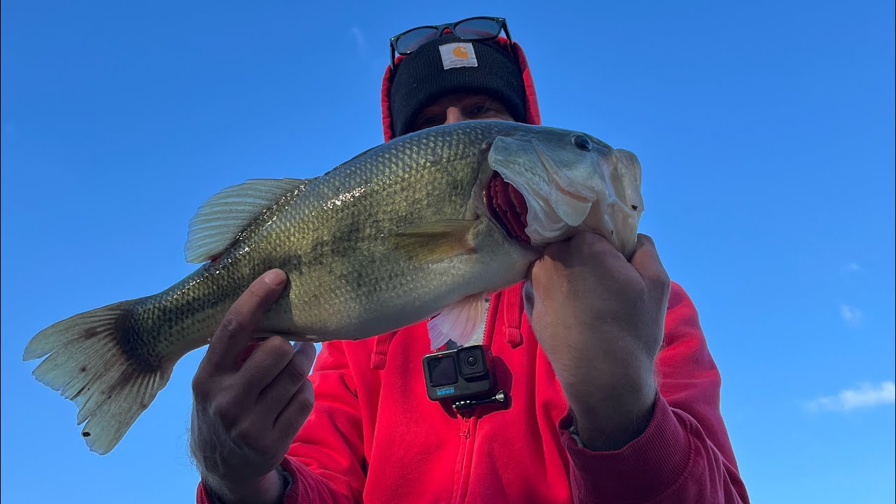 Catching Cold Weather Bass (30° Bank Fishing)