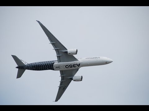 Video The innovative, new Airbus A350XWB airliner performs tight turns and low passes at Oshkosh 2015