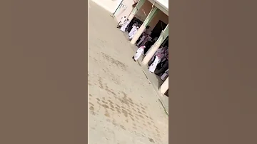 بالفيديو معلم يضرب ويطارد الطلاب بفناء مدرسة بطريقه همجية 
