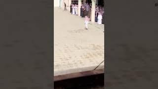 بالفيديو: معلم يضرب ويطارد الطلاب بفناء مدرسة بطريقه همجية