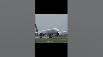 Pesawat Boeing B777-300ER Saudia Airlines Landing Bandara Soekarno Hatta Jakarta