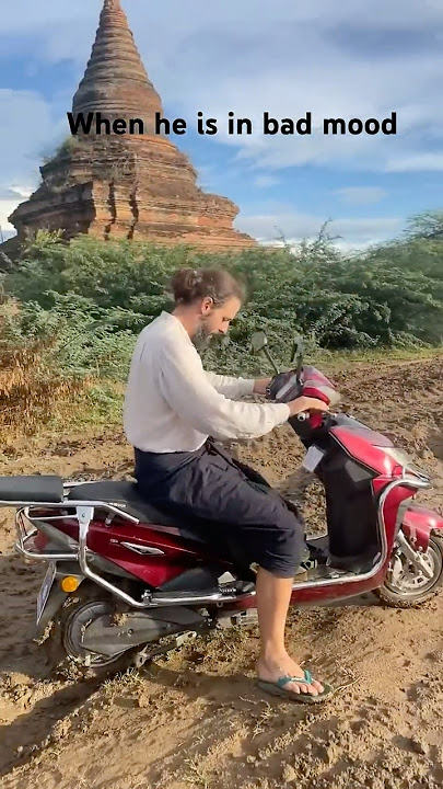 🇲🇲How he struggled in muddy streets with a Burmese longyi.#bagan #myanmar @SEA_Outdoor