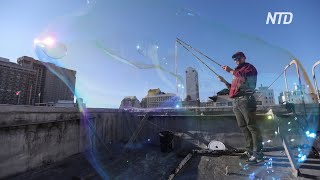 Американец выдувает гигантские мыльные пузыри на улицах Сан-Франциско