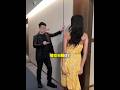 女の子が彼の服を着替えさせる