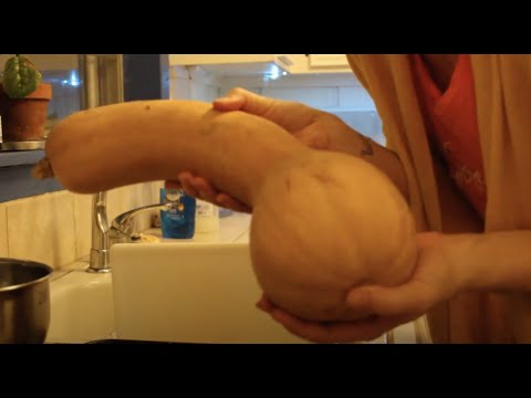 Cooking a "neck pumpkin" from the garden!