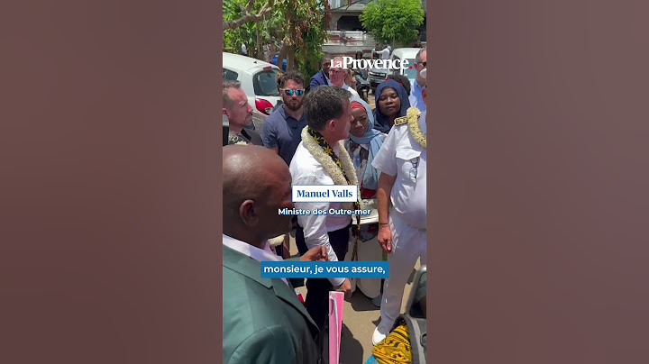 Manuel Valls échange avec des habitants de Mayotte sur le manque d'eau
