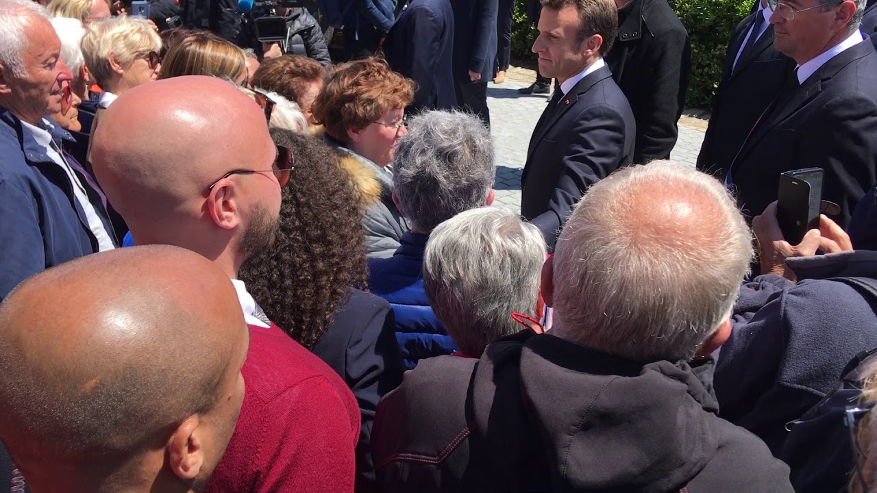 france télévisions sport Cérémonie d'hommage aux Sables d'Olonne : Emmanuel Macron discute avec la foule