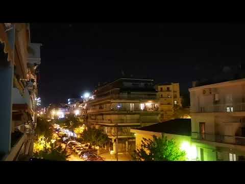 Ανάσταση σε γειτονιά στη Θεσσαλονίκη - Πυροτεχνήματα και κεριά σε μπαλκόνια -GRTimes.gr