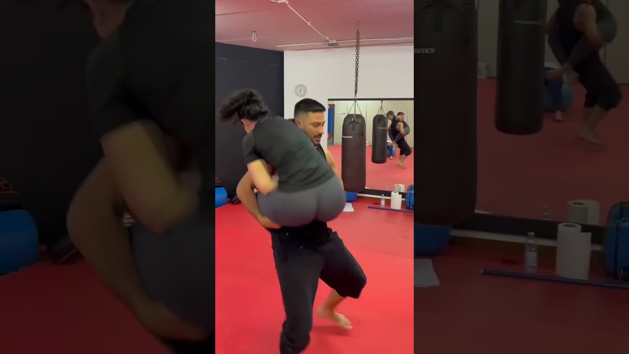 Affiniamo la tecnica di difesa dalla presa alle gambe 