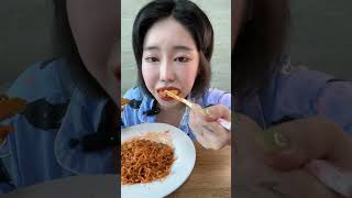 고구마 피자에 불닭쌈? #쿠리 #먹방 #mukbang #불닭볶음면 #피자 #조합 #shorts