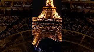 Tour Eiffel, et son habillement d'eau #paris #toureiffel #eiffeltower #eiffeltoweratnight
