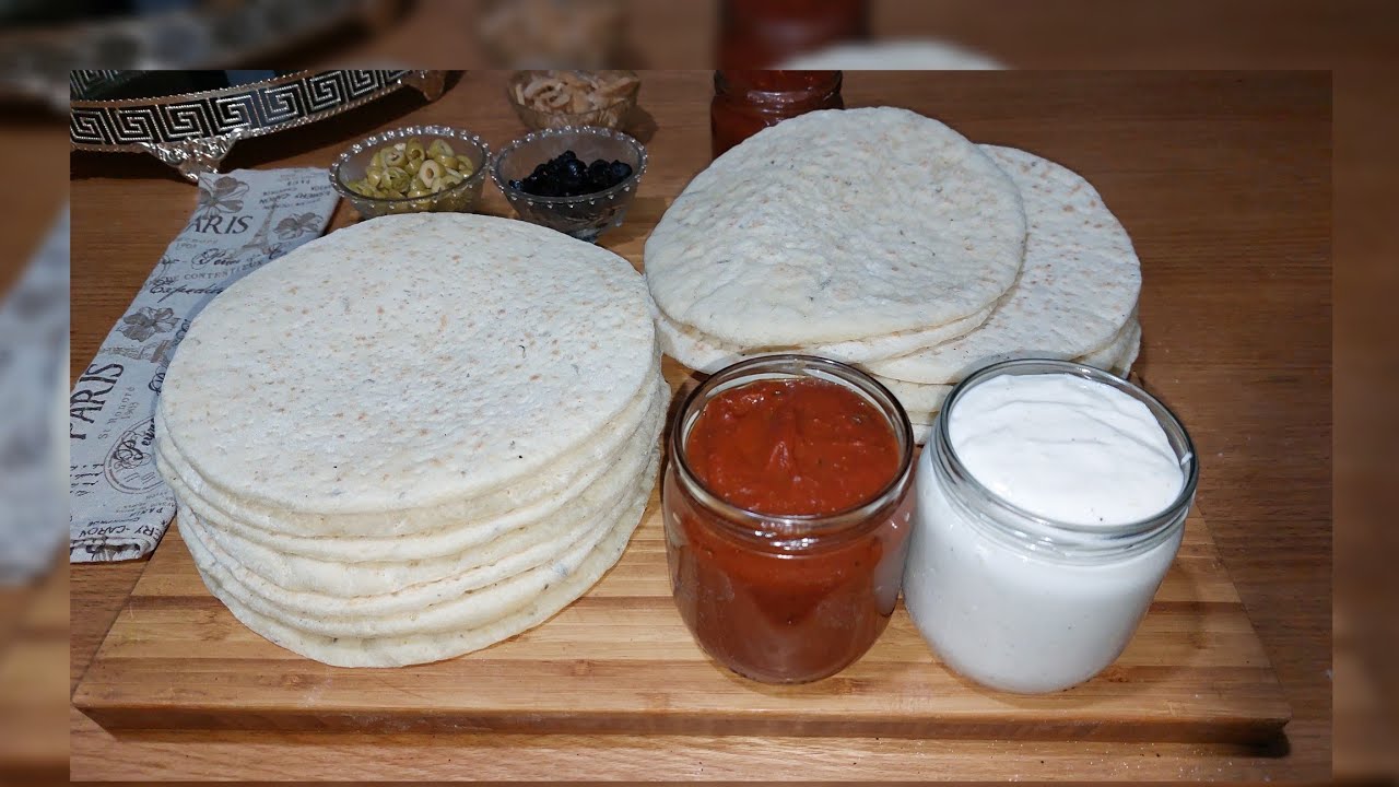 عجينة البيتزا فالمقلاة بكمية كبيرة خفيفة منسمة مع جوج انواع صلصات رائعة وحشوات متنوعة👍