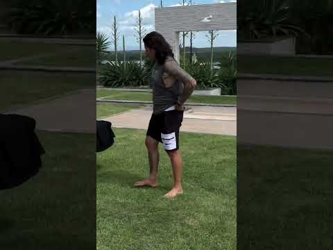 Whindersson da Shopee botando a roupa pra secar na mesa de Futmesa do Wesley Safadão