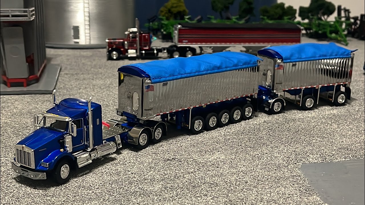 Modellino DCP 1:64 Kenworth T800 Con Cromo East Genesis II – Blu Metallizzato
