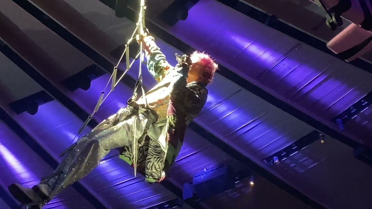 Machine Gun Kelly - born with horns (Live)