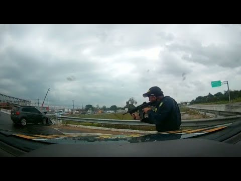 Dupla tenta fugir de fiscalização, bate carro roubado e é presa pela PRF