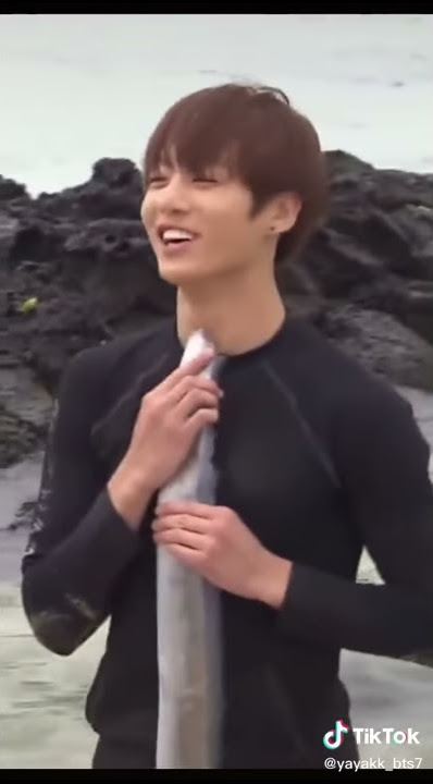 Jungkook menangkap ikan dengan tangan kosong😂😂