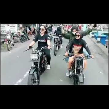cewek cantik naik RX king sambil joget
