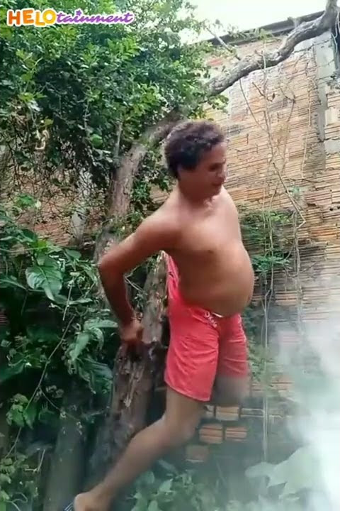 CELANA NYANGKUT DI POHON