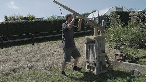 Small meadow hay: baling with a hand baler
