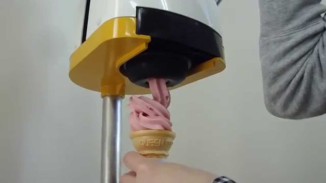 手動式アイスクリーム機でソフトクリームを作成！