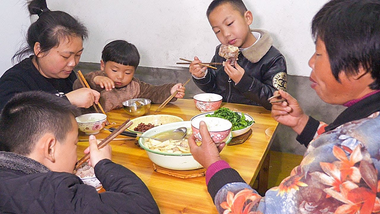 笋有很多吃法，媳婦用來燉猪蹄，2個兒子搶著吃，太饞人 | Bamboo shoots stewed pig's feet, two sons fight to eat, too delicious