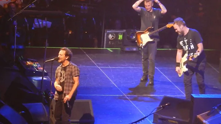 Pearl Jam LIVE Toronto says RUSH is an epic band &...