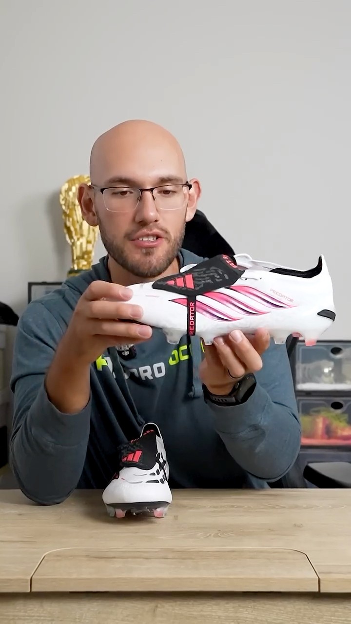 プレデターFG26.5(送る際にこれより綺麗にして送らせて頂きます) Is this the best Adidas Predator 26 Colorway?! - YouTube