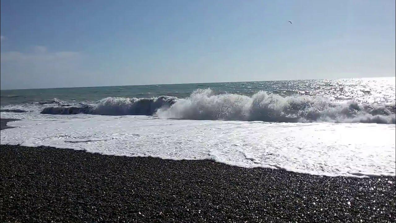 Песня черные волны черного моря. Шторм в Абхазии. Волны черного моря в Абхазии. Волна Гудаута Абхазия. Волны чёрного моря 1975.