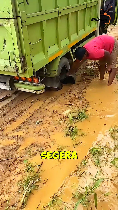 Wow, this is the moment a truck's hopes were drained in thick mud #feedshorts #shorts #truck