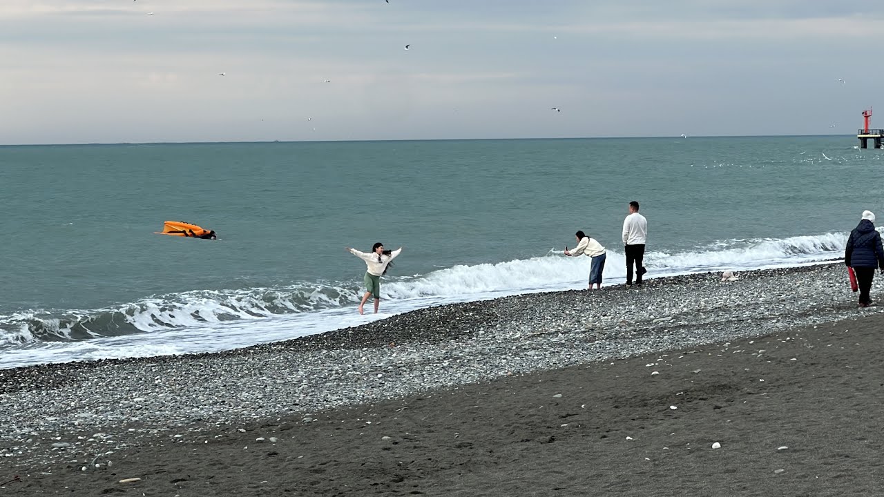 двое у моря. презентация на тему океаны. моря название морей. что дают моря друг другу. две девушки у океана.