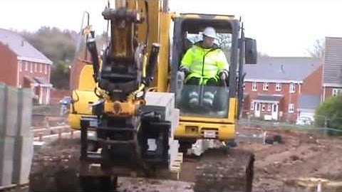 JCC Engcon Group tiltrotator using palletforks