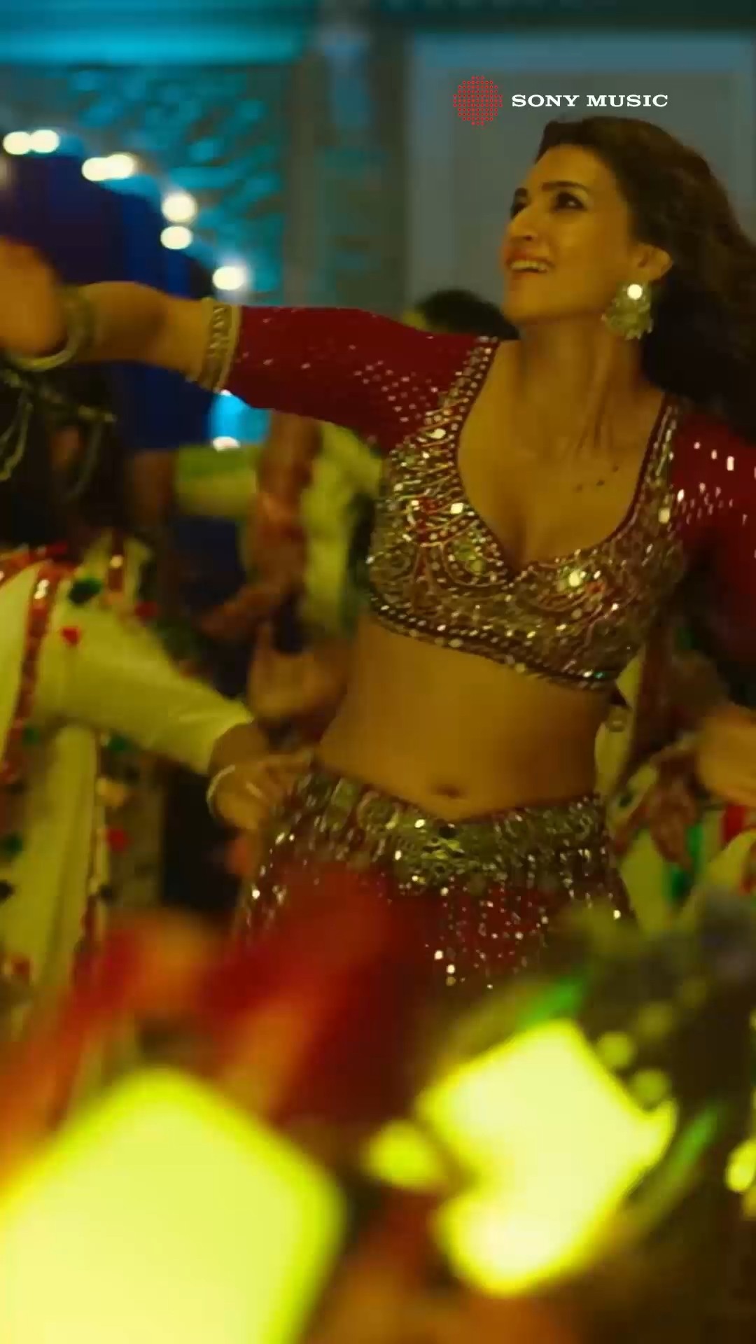 Groove with Param Sundari and feel the rhythm! ?? #paramsundari #arrahman #shreyaghoshal #kritisanon