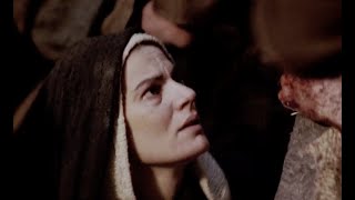 The Passion of the Christ (2004) - 'Mary Goes To Jesus' scene [1080p] Resimi