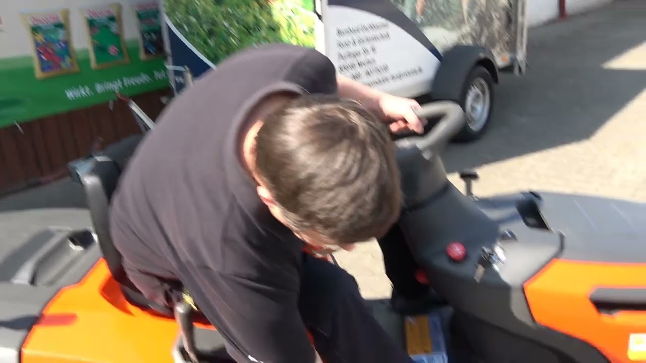 Husqvarna Heckauswerfer-Aufsitzmäher Traktor TC 114 ausführlich vorgestellt und erklärt.