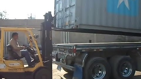 Lifting container with a 2.5 Ton Forklift
