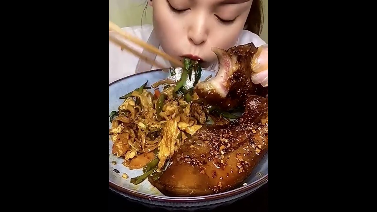 Eating fried noodles with sauce and a brush, simple and delicious, Grilled cold noodles