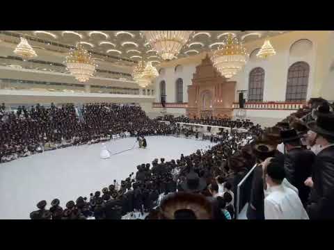 Viznitzer Rebbe Dances Mitzvah Tantz At His Einikel S Wedding Rosh Chodesh Tammuz 5783