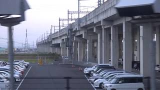 はるか先まで九州新幹線の高架柱が建ち並ぶ新鳥栖駅を出発する長崎本線上り特急みどり783系の車窓