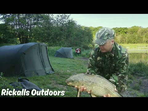 Urban lakes- Bank Holiday overnight fishing - YouTube