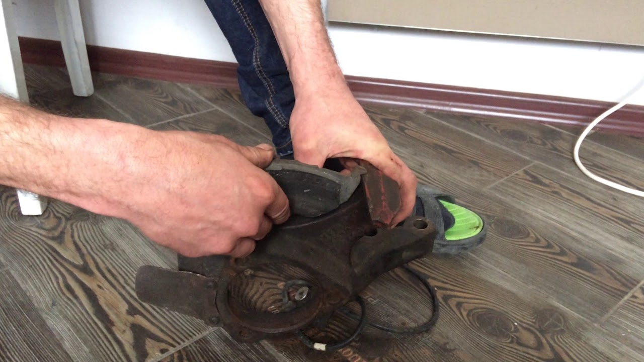 Почему у Chrysler 300 М, гремят тормозные колодки - YouTube