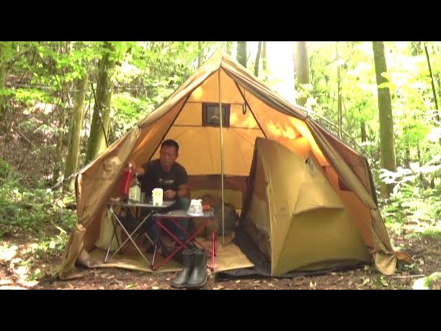 森の中で秘密基地ソロキャンプ【超特大ハンバーグ】 - YouTube